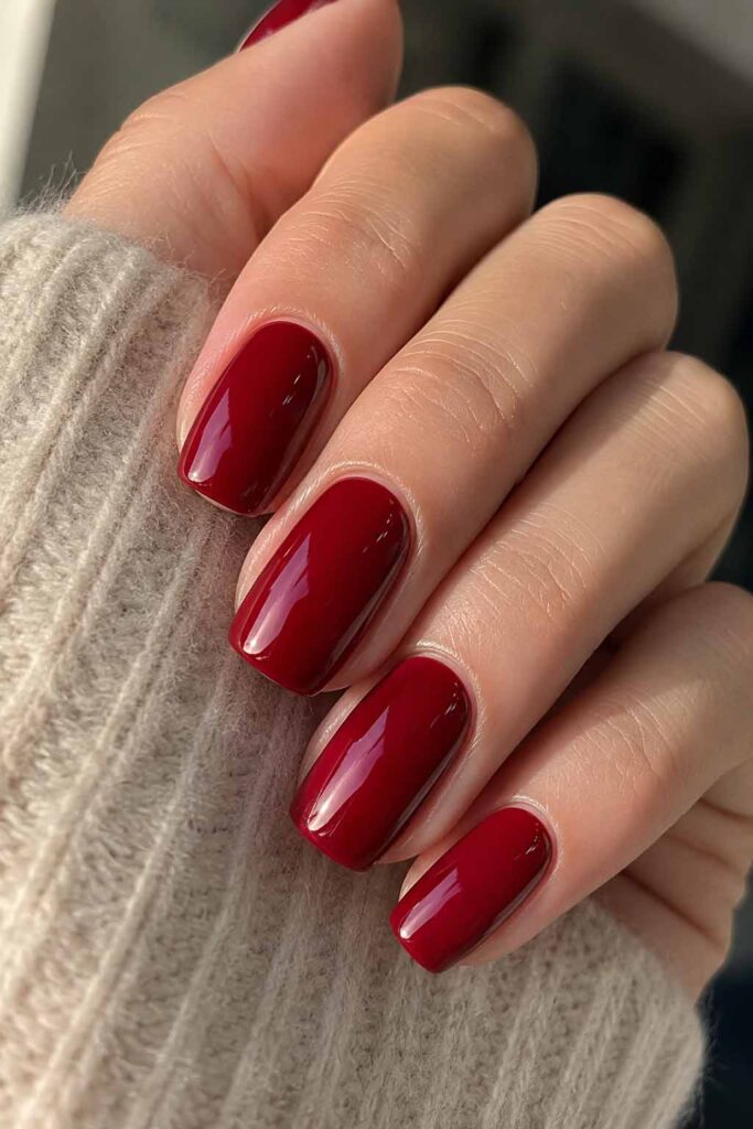 Ongles de femme avec une manucure tendance rouge cerise